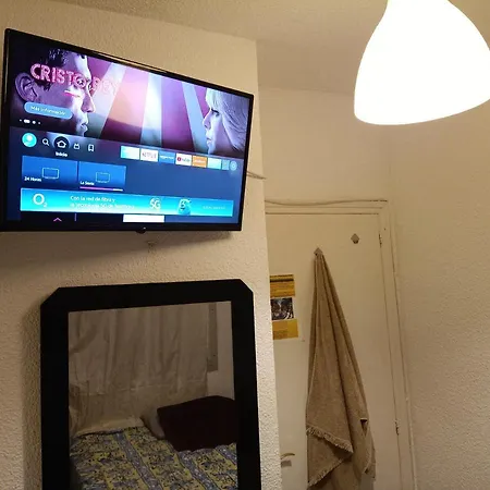 Cama Grande Doble Con Smarttv Hotel